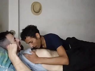 Chupando verga en la cama