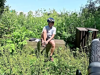 V &ccaron;em voz&iacute;te penis&comma; varlata a zadek&quest; M&aacute;me tu po&rcaron;&aacute;dn&eacute; teplo&period; Koupil jsem si lehk&eacute; &scaron;ortky na kolo&period; Maj&iacute; zadek p&ecaron;kn&ecaron; perforovan&yacute; jen to asi nen&iacu